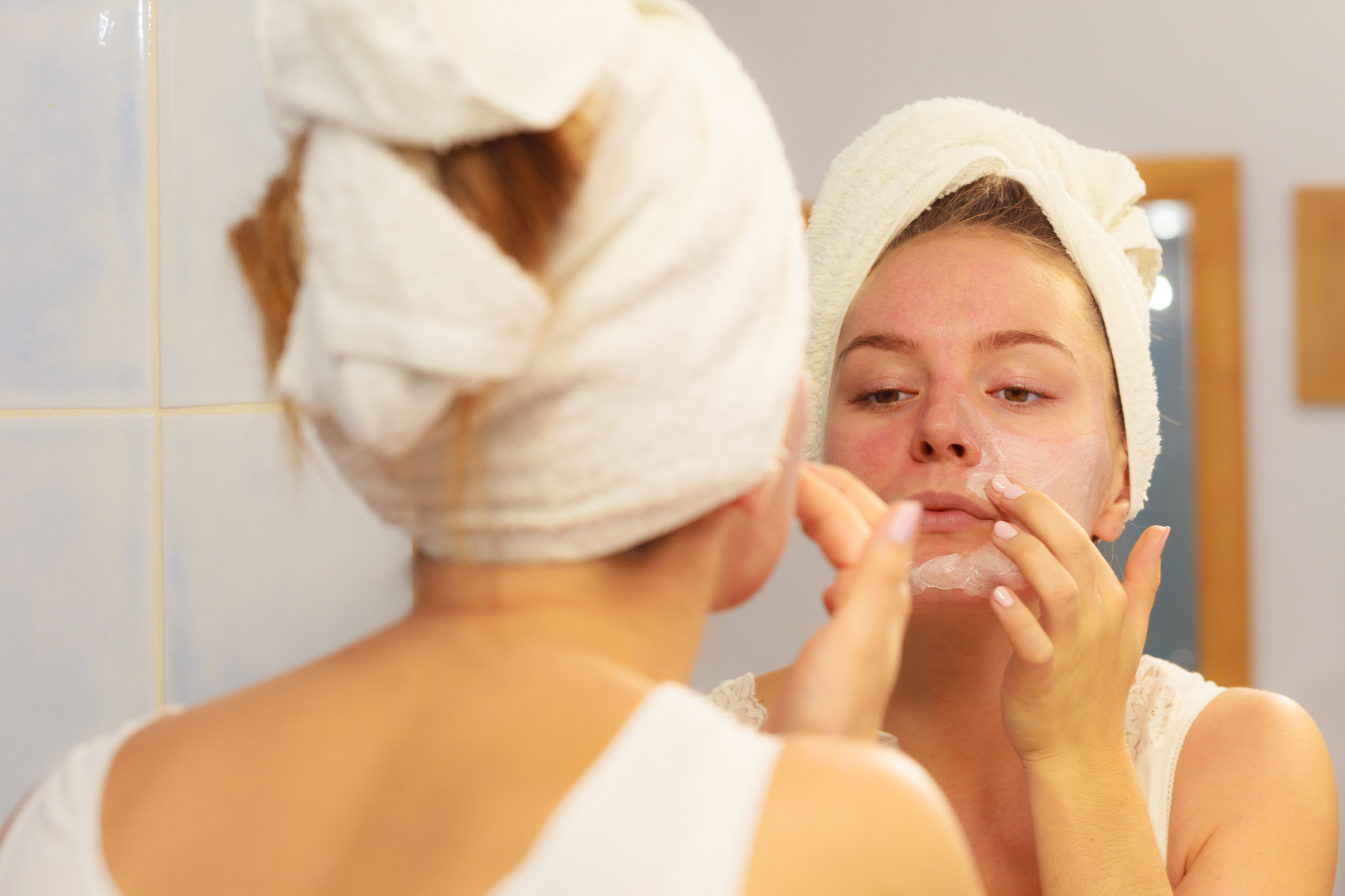 Mulher fazendo esfoliação facial