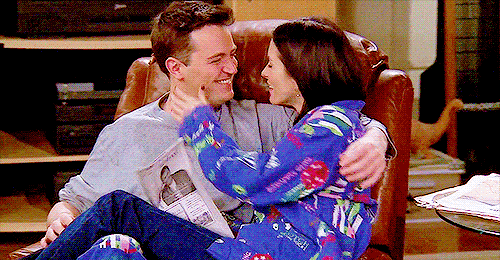 estimulantes sexuais | Mônica e Chandler no sofá.