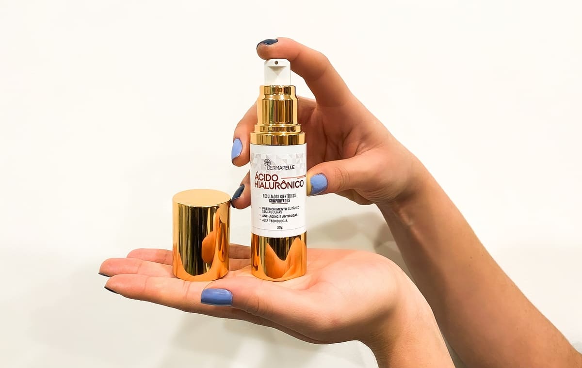 mãos segurando ácido hialurônico Le Fruit